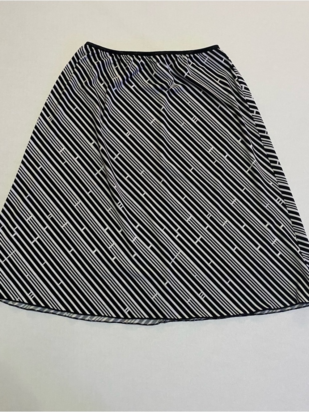 Wrapper Black & White Geometric A-Line Printed Skirt – Size Large